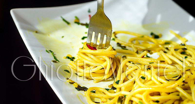 pasta-aglio-cipolla-olio-peperoncino-acciughe-curcuma-08-800