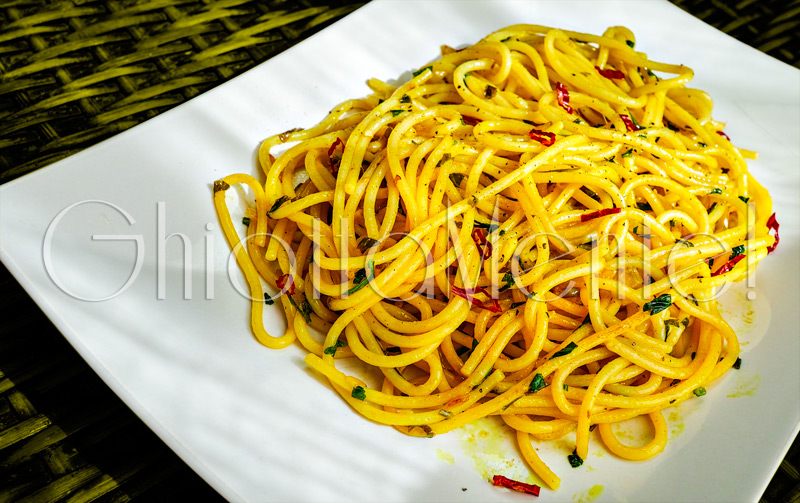 pasta-aglio-cipolla-olio-peperoncino-acciughe-curcuma-09a800