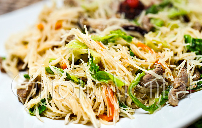 spaghetti-di-riso-verdure-carne-15a800