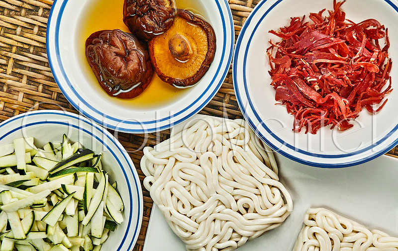 udon-bresaola-shiitake-zucchine-02-800