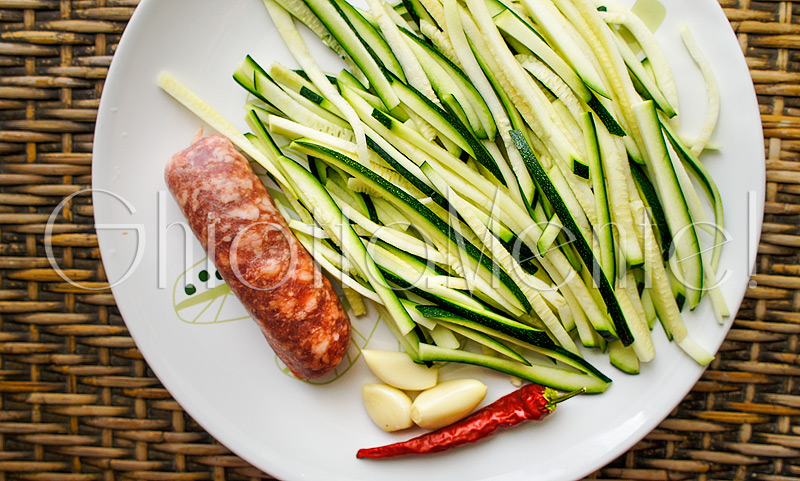 pasta-piccante-salsiccia-zucchine-aglio-sausage-zucchini-garlic-01-800