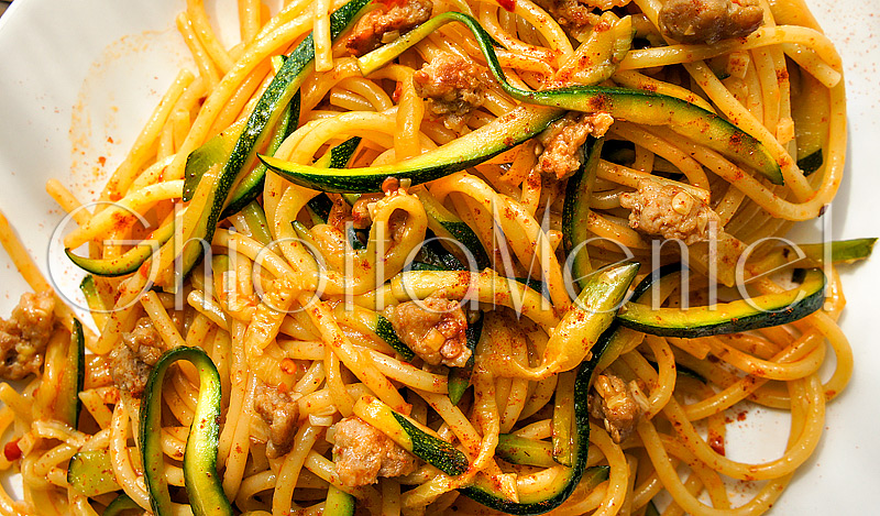 pasta-piccante-salsiccia-zucchine-aglio-sausage-zucchini-garlic-06-800