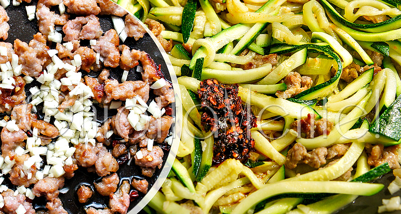 pasta-piccante-salsiccia-zucchine-aglio-sausage-zucchini-garlic-07-800