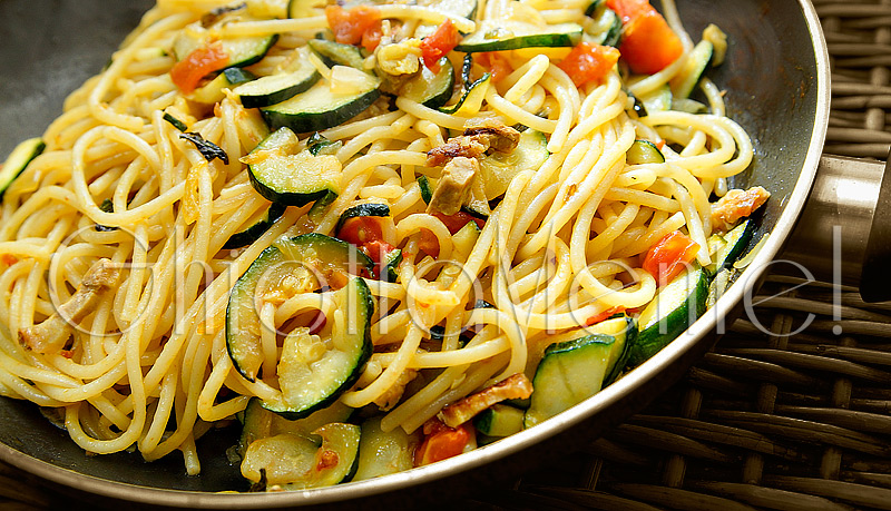 pasta-spaghetti-pomodorini-zucchine-pancetta-curcuma-01-800